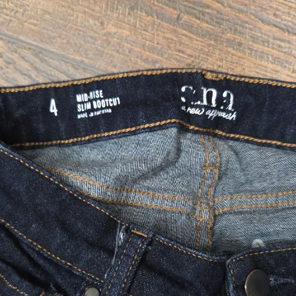 2 Pair Of a.n.a Women's Skinny Jeans in Black and White - Picture 7 of 7